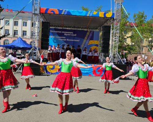 В Усть-Каменогорске у Дома дружбы отпраздновали День единства народа Казахстана 