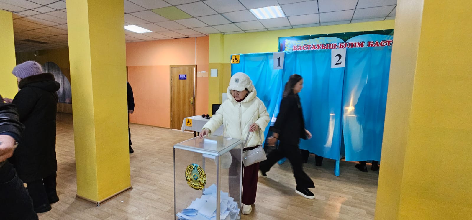 В Усть-Каменогорске на избирательном участке установили юрту и накрыли дастархан