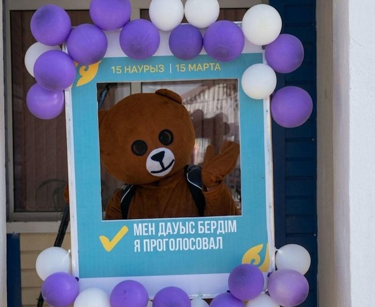 В ВКО на избирательные участки пришли сказочные персонажи и герои в национальных костюмах