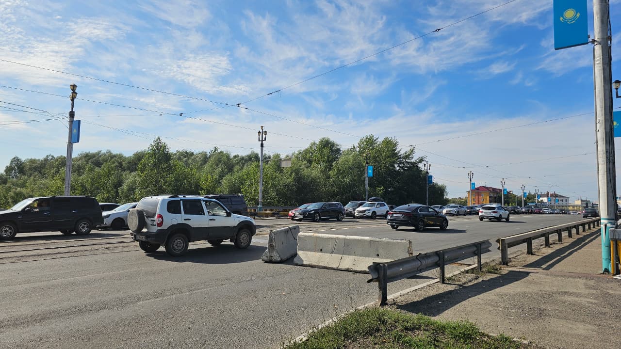 На Ульбинском мосту в Усть-Каменогорске закрыли две полосы