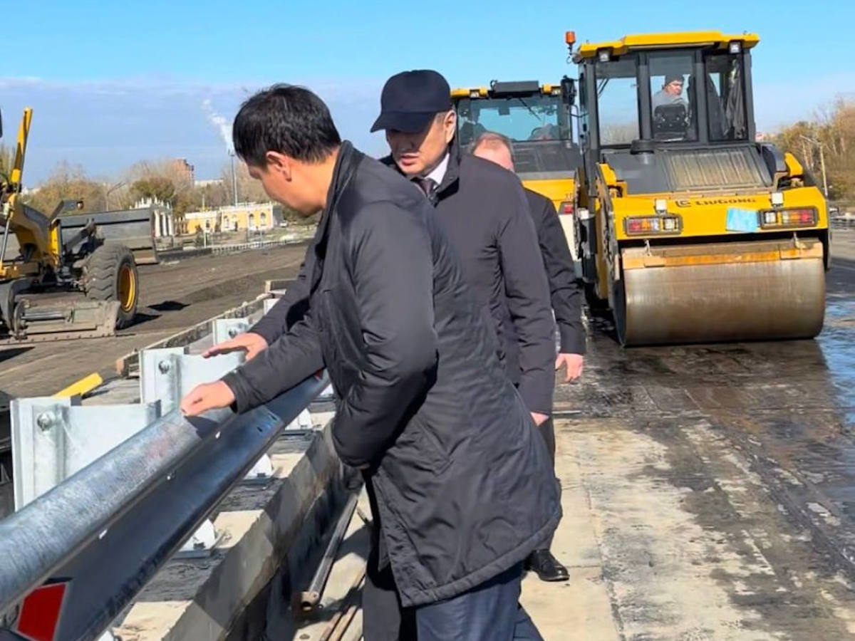 В Усть-Каменогорске акимы осмотрели строящийся путепровод