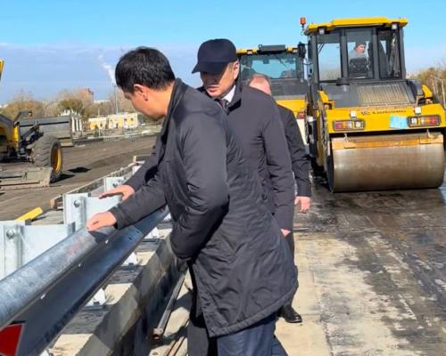 В Усть-Каменогорске акимы осмотрели строящийся путепровод
