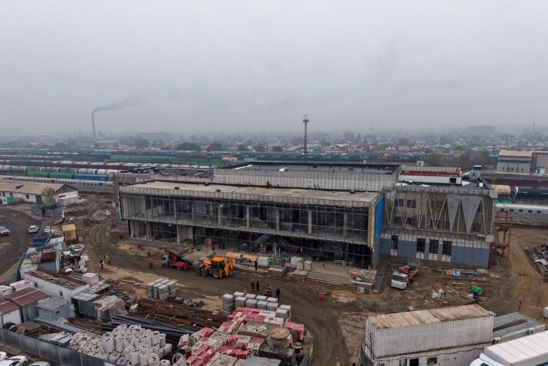 В Семее потребовали ускорить реконструкцию железнодорожного вокзала
