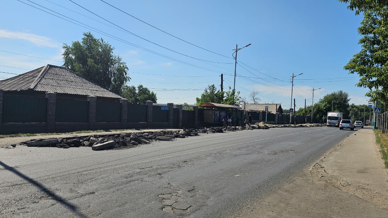 В Усть-Каменогорске на улице Бажова ограничили скорость из-за дорожных работ