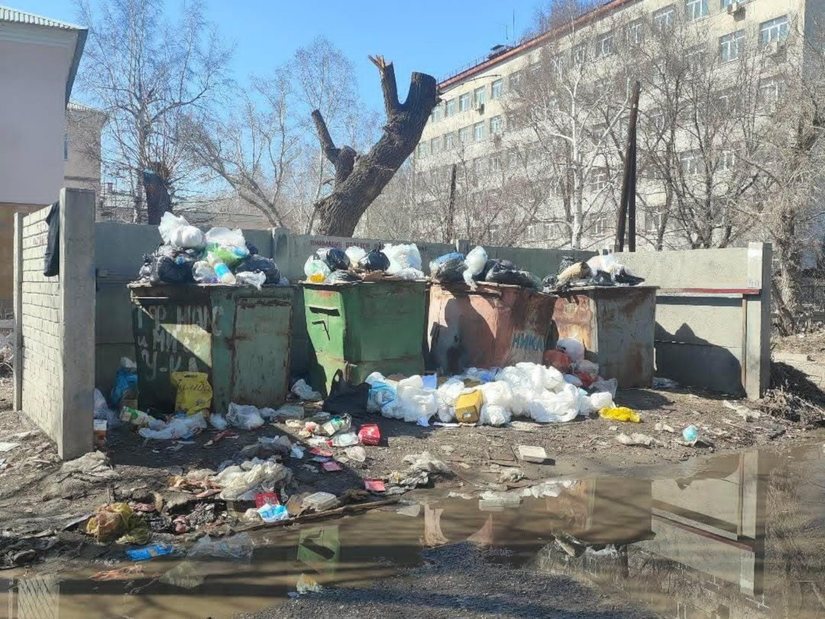 В Усть-Каменогорске возле мусорных баков обнаружили медицинские маски, халаты и перчатки