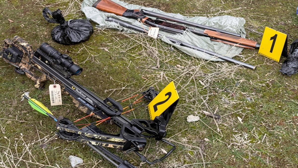 В Казахстане изъяли арсенал: Калашниковы, пистолеты и боеприпасы