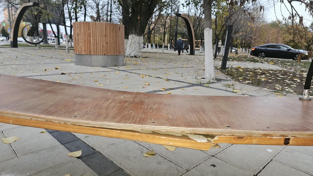 В сквере у площади Республики мусор складывают прямо в декоративные конструкции