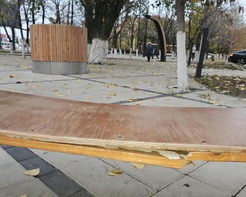 В сквере у площади Республики мусор складывают прямо в декоративные конструкции