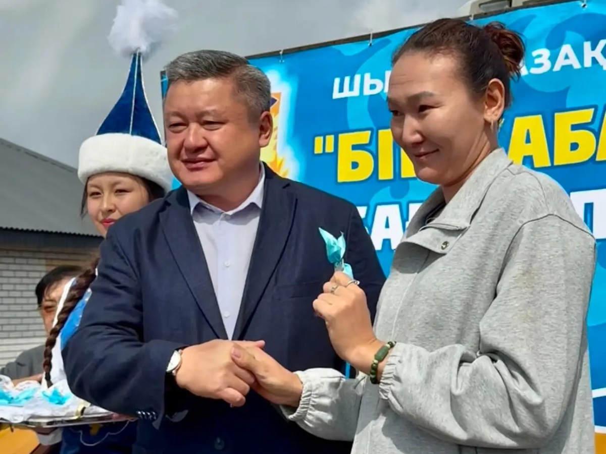 В селе Алмасай очередникам вручили ключи от новых квартир