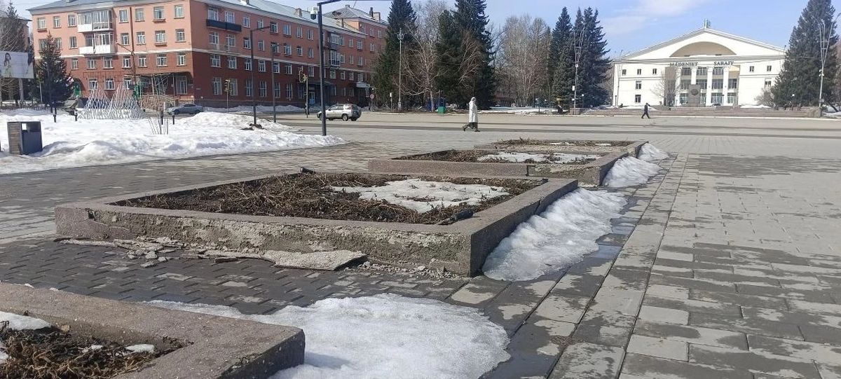 Парк на площади Республики в Риддере местами отремонтируют