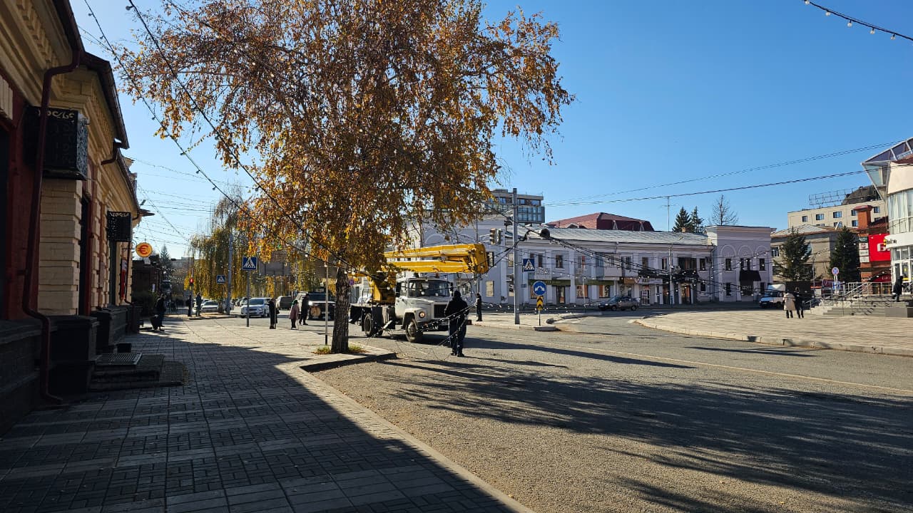 «Звёздное небо» не выдержало: в Усть-Каменогорске снимают гирлянды