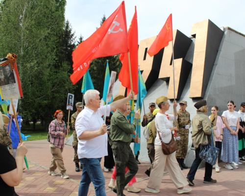 В Усть-Каменогорске жители вновь вышли с портретами фронтовиков к Мемориалу Славы