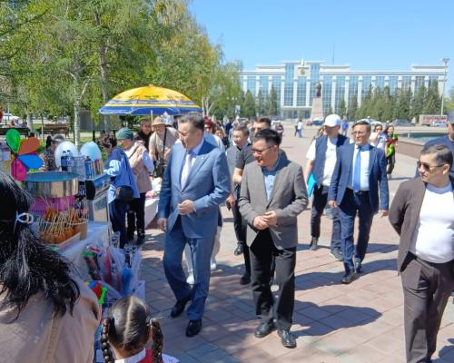 В Усть-Каменогорске на площади Республики идёт праздничный концерт