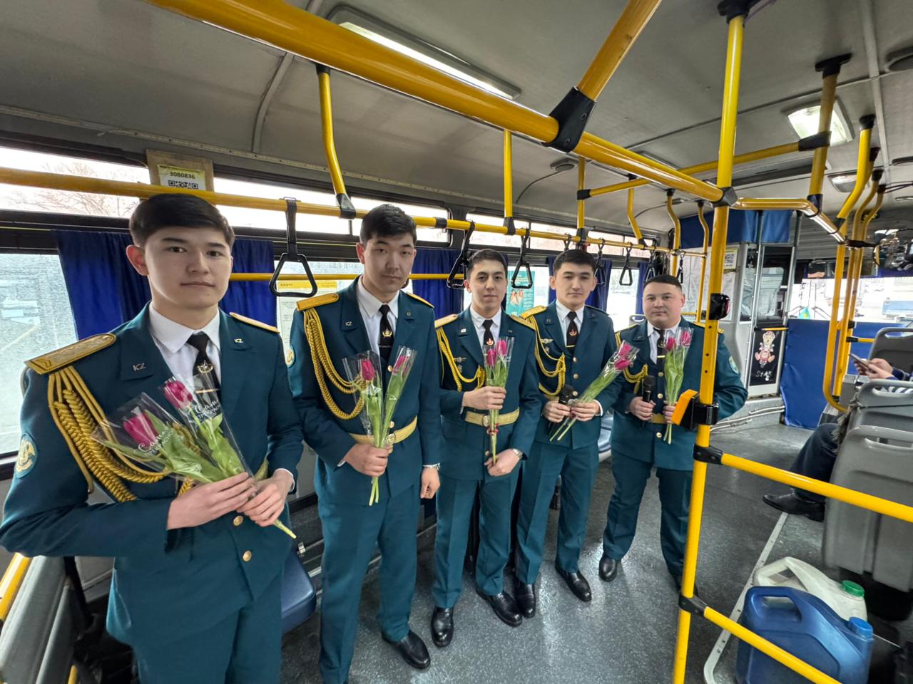 В Усть-Каменогорске музыканты военного оркестра подарили горожанам праздничное настроение