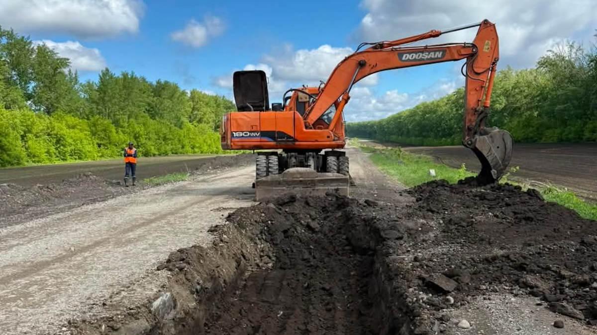 В ВКО на республиканских трассах продолжают устранять пучины 