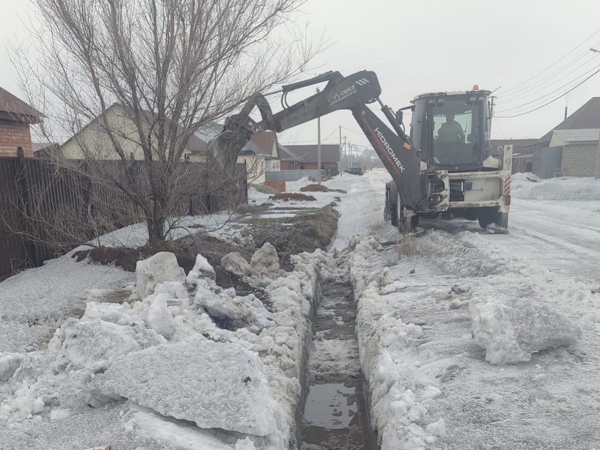 В Усть-Каменогорске жителей просят не выбрасывать мусор в арыки