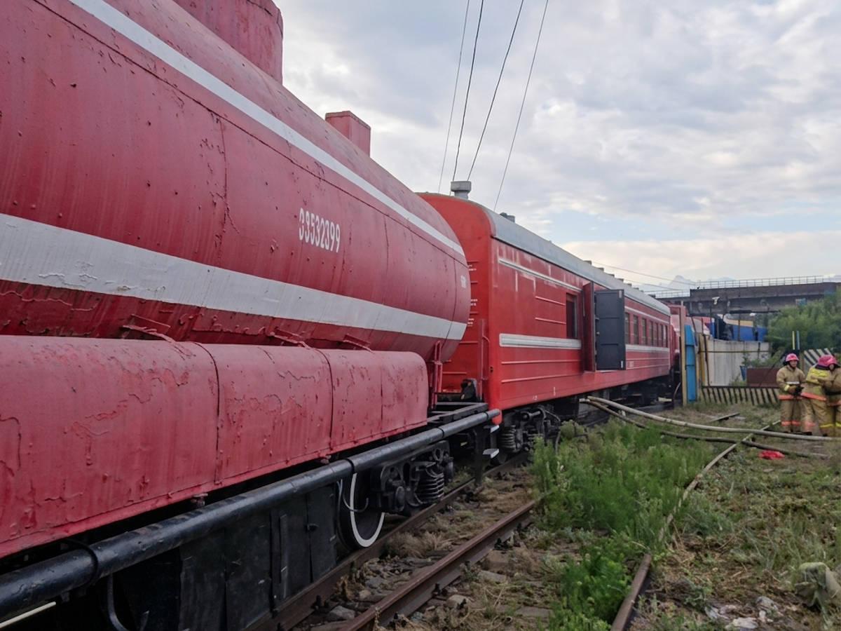 В Алматы при помощи пожарного поезда потушили крупный пожар на складе со стройматериалами