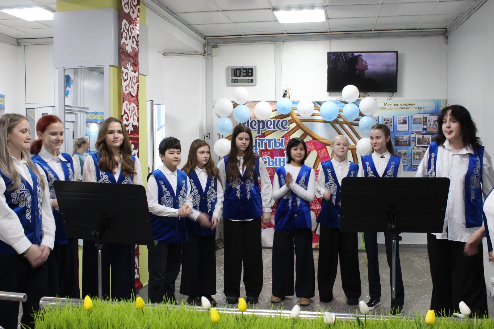 Школы Усть-Каменогорска создают весеннее настроение для голосующих граждан