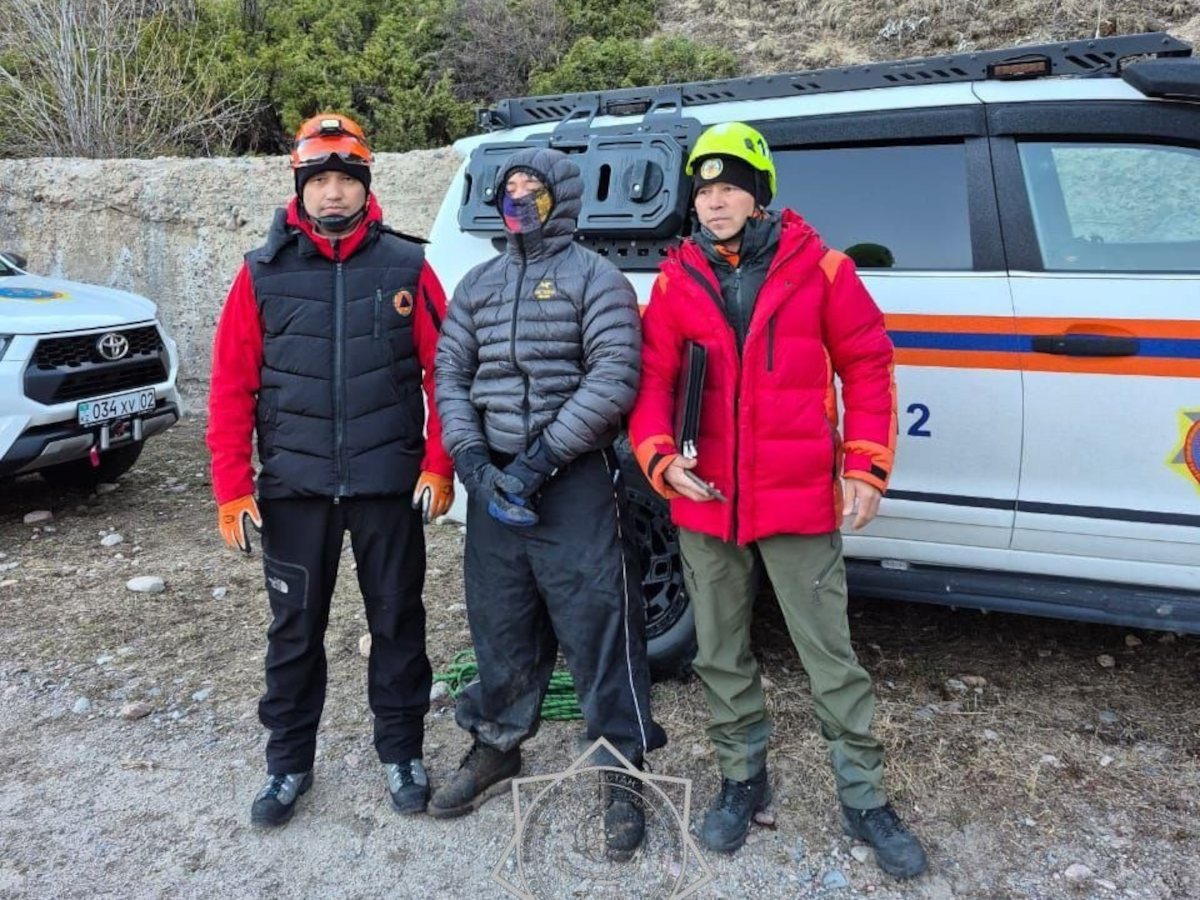 Спасатели ночью нашли заблудившегося альпиниста в горах Алматинской области