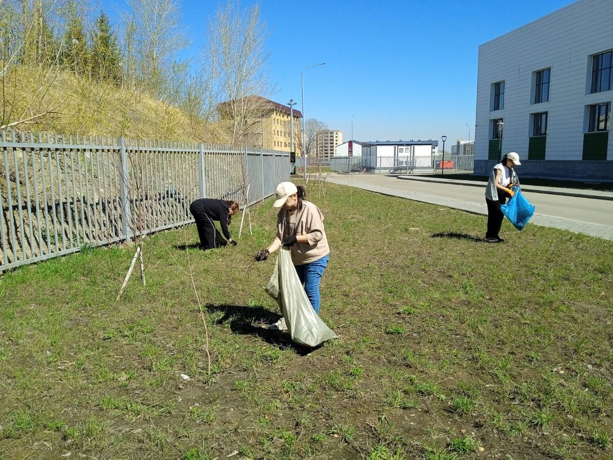 В Усть-Каменогорске прошёл семейный субботник