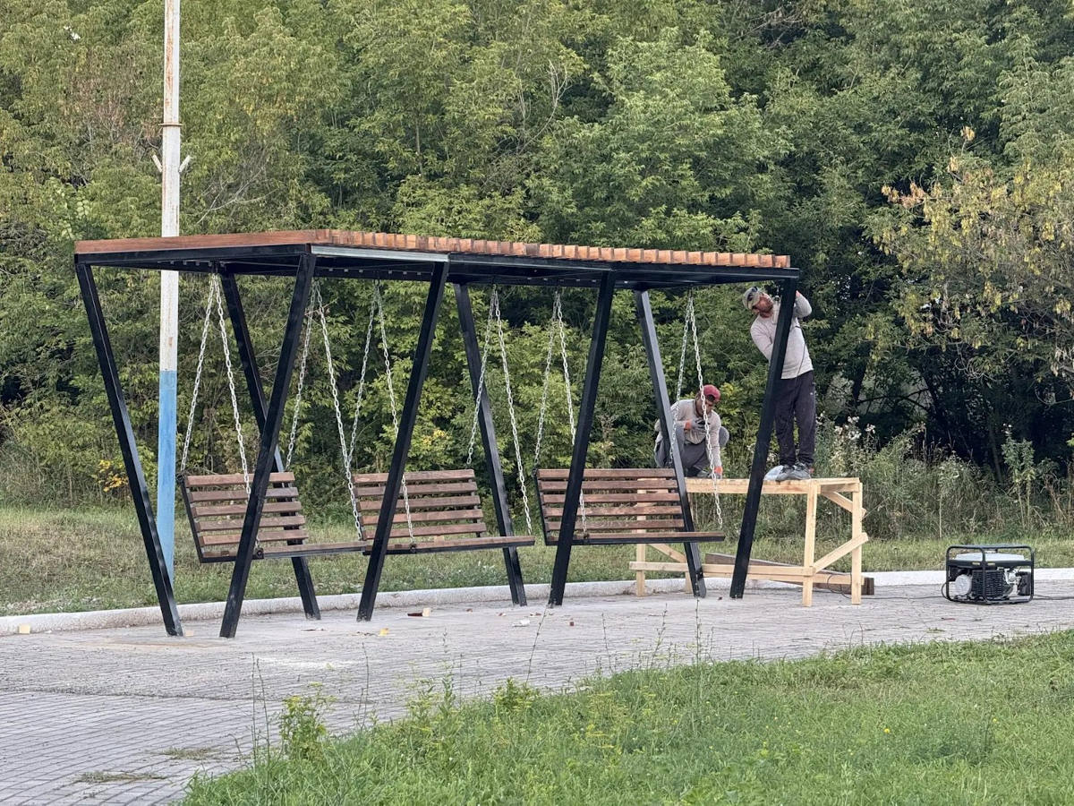 В городе Алтае новые качели на аллее Независимости не продержались и месяц