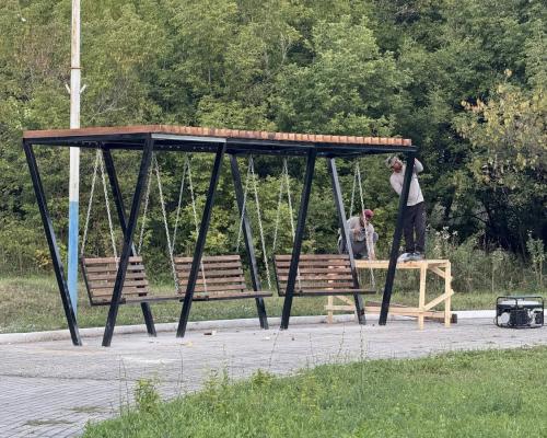 В городе Алтае новые качели на аллее Независимости не продержались и месяц