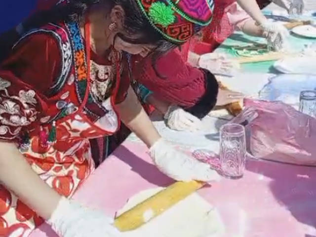 В Усть-Каменогорске горожан учили печь баурсаки