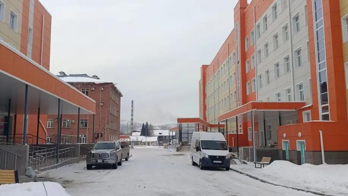 Риддерцев просят не загромождать личными авто территорию новой больницы