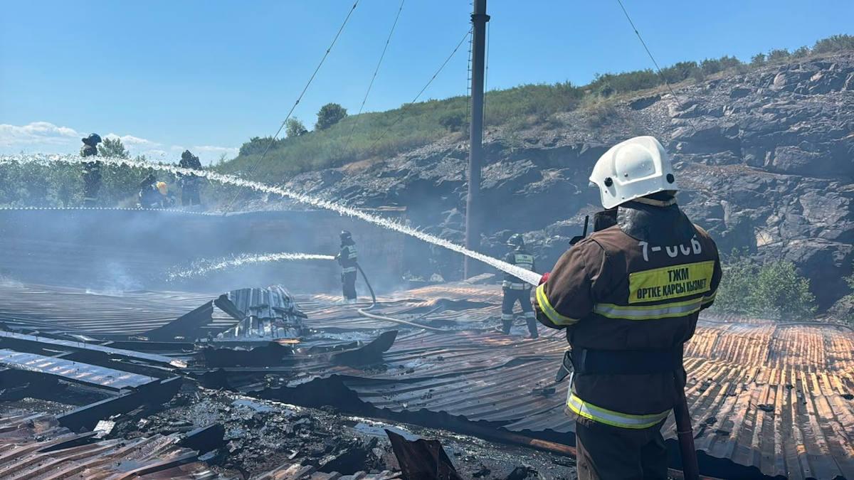В ВКО произошел пожар на предприятии