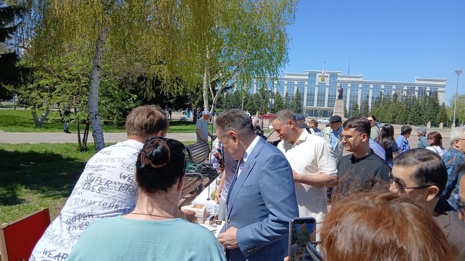 В Усть-Каменогорске на площади Республики идёт праздничный концерт
