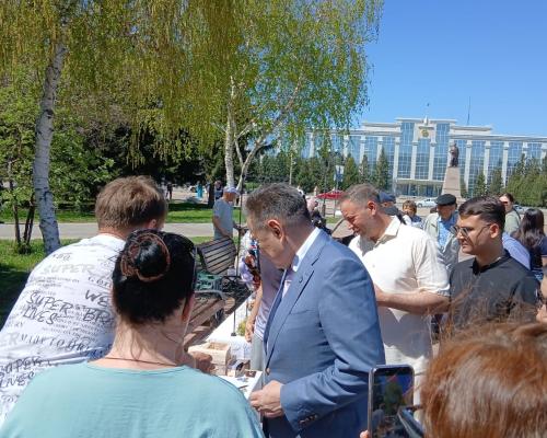 В Усть-Каменогорске на площади Республики идёт праздничный концерт