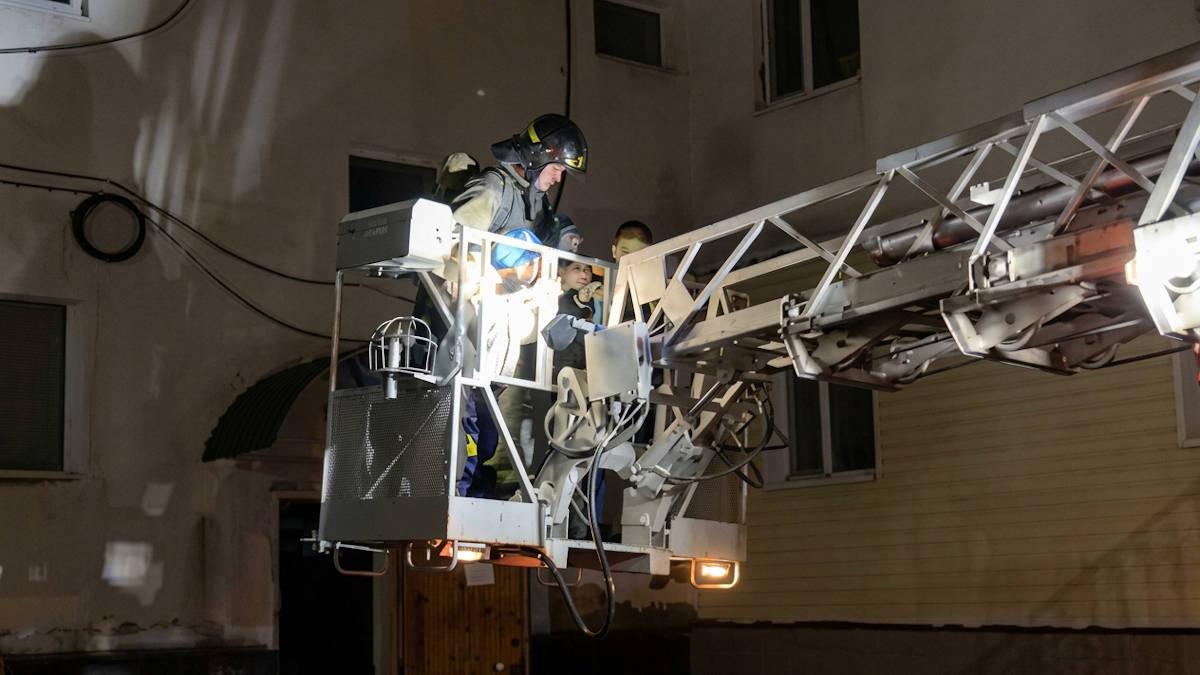 Из горящей квартиры в Сатпаеве спасатели эвакуировали четверых детей