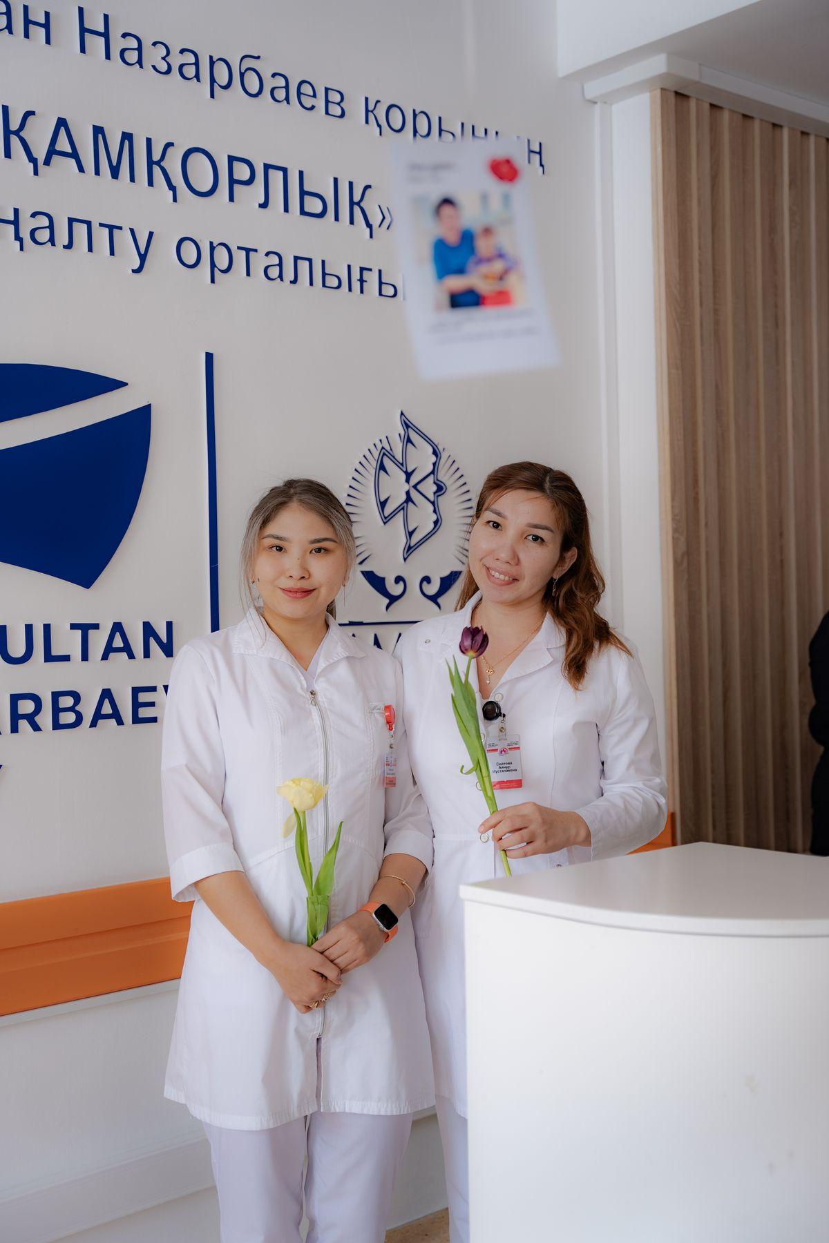 Жительницам Усть-Каменогорска на улицах и в торговых центрах дарили цветы