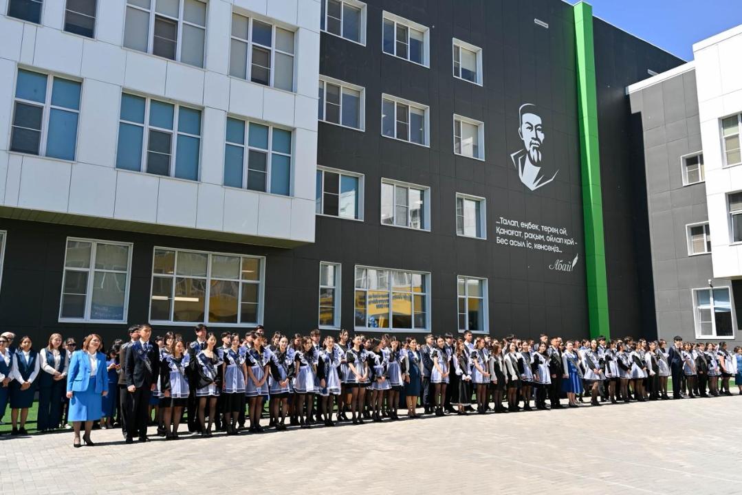 Последний звонок в Семее: выпускников поздравил аким области