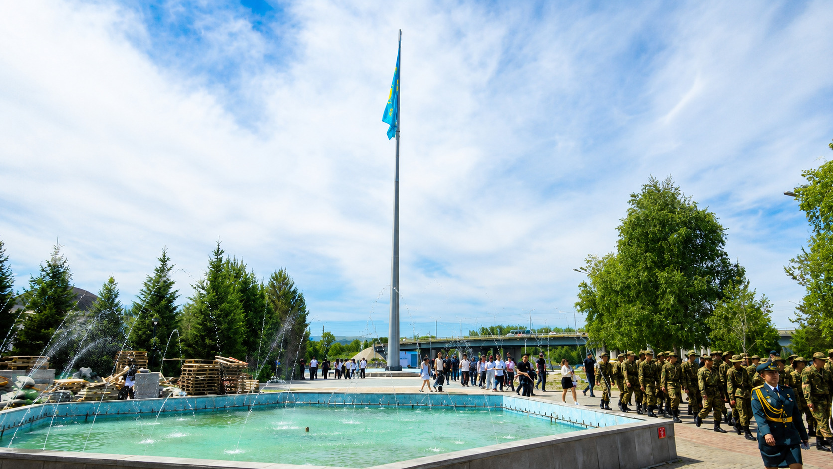 В Усть-Каменогорске открыли новую площадку с флагштоком ко Дню государственных символов