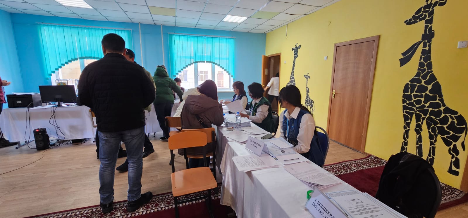 В Усть-Каменогорске на избирательном участке установили юрту и накрыли дастархан