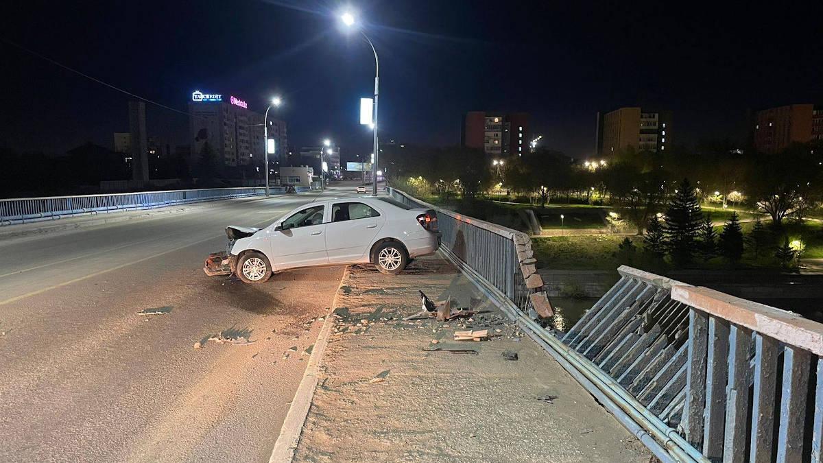 В Семее автомобиль, у которого во время движения лопнуло колесо, чудом не «слетел» с моста 