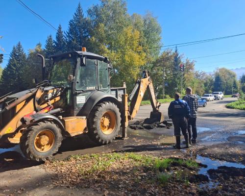 В Риддере устраняют утечку на водоводе, которую уже успели закатать асфальтом
