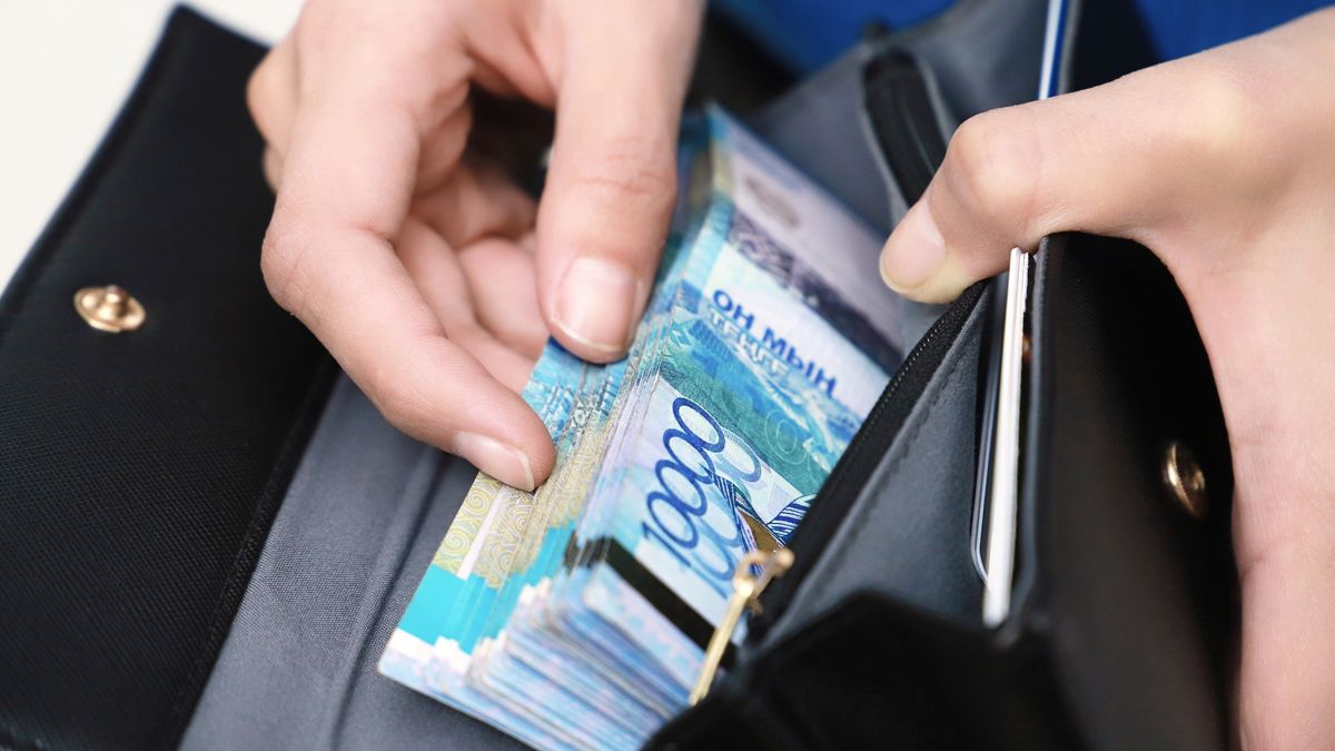 140 тысяч теңге школьному психологу: в Минпросвещения признали проблему с зарплатами