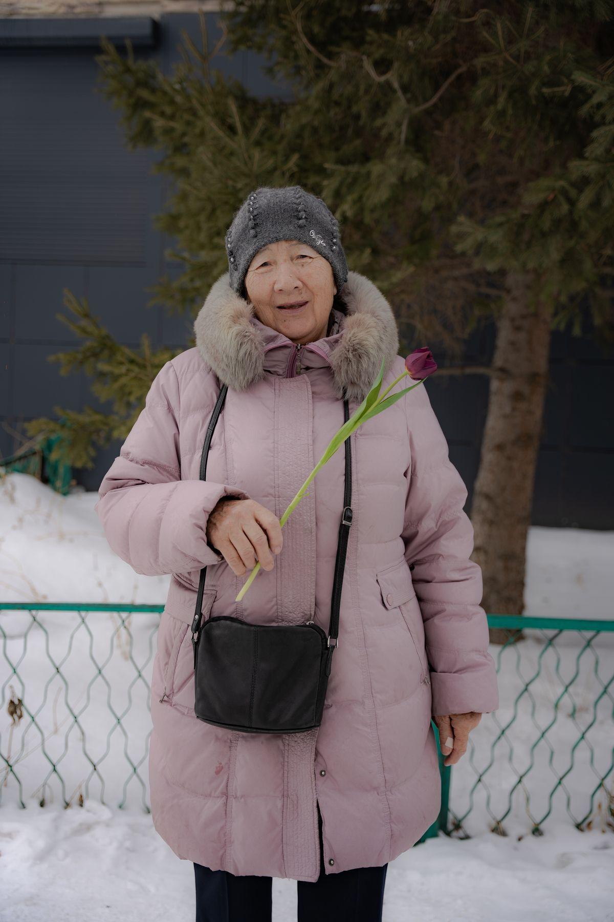 Жительницам Усть-Каменогорска на улицах и в торговых центрах дарили цветы