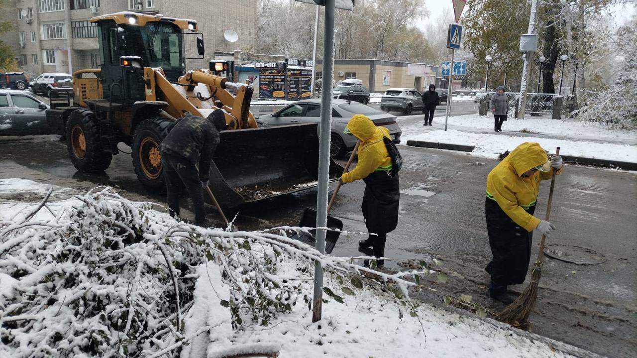 В Усть-Каменогорске дорожники впервые за сезон приступили к зимней уборке
