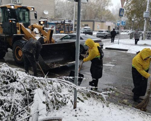 В Усть-Каменогорске дорожники впервые за сезон приступили к зимней уборке