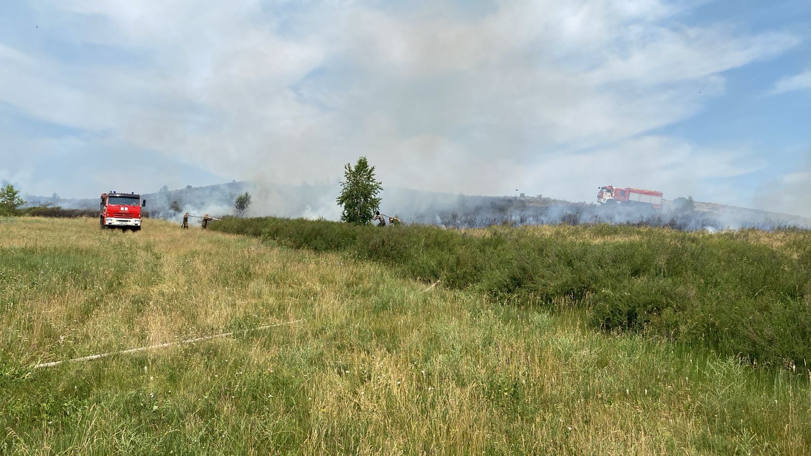 В Усть-Каменогорске потушили крупное загорание сухой травы