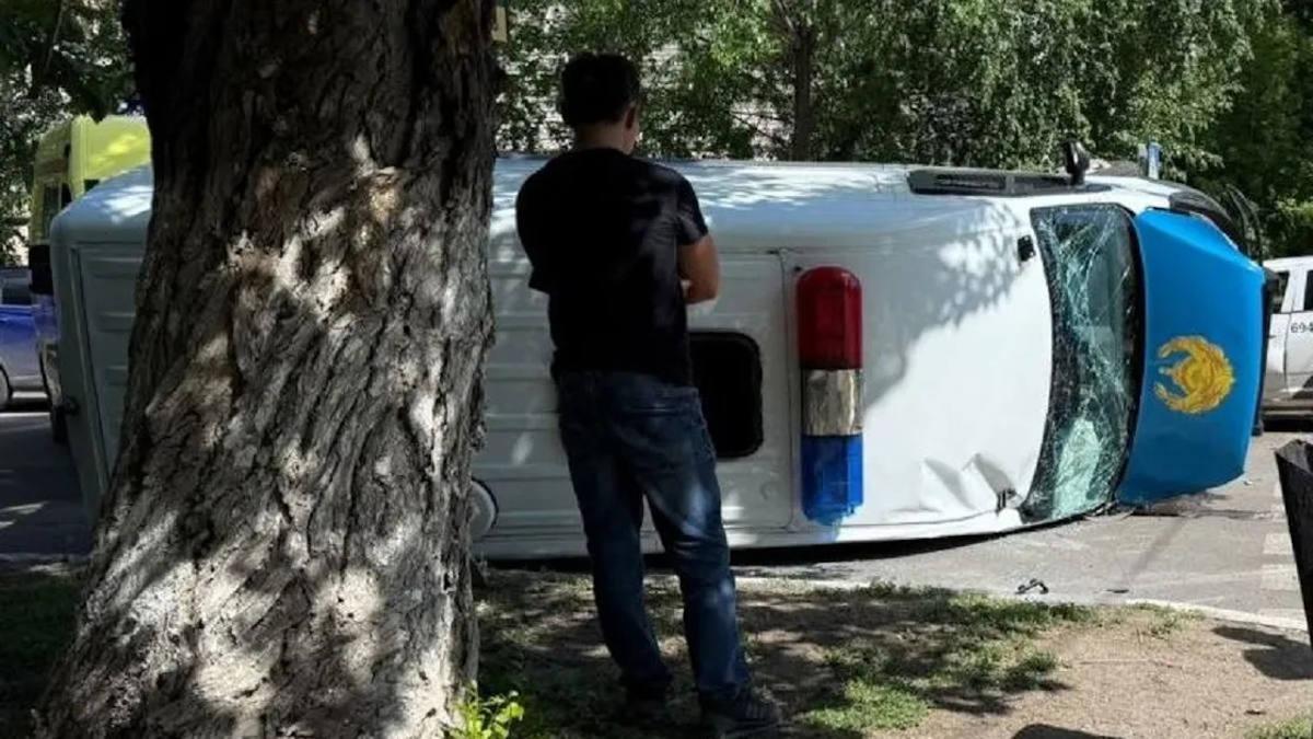 В Костанае перевернулся автозак с арестованными