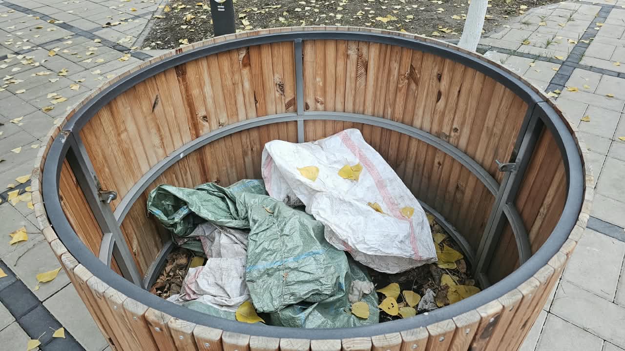 В сквере у площади Республики мусор складывают прямо в декоративные конструкции