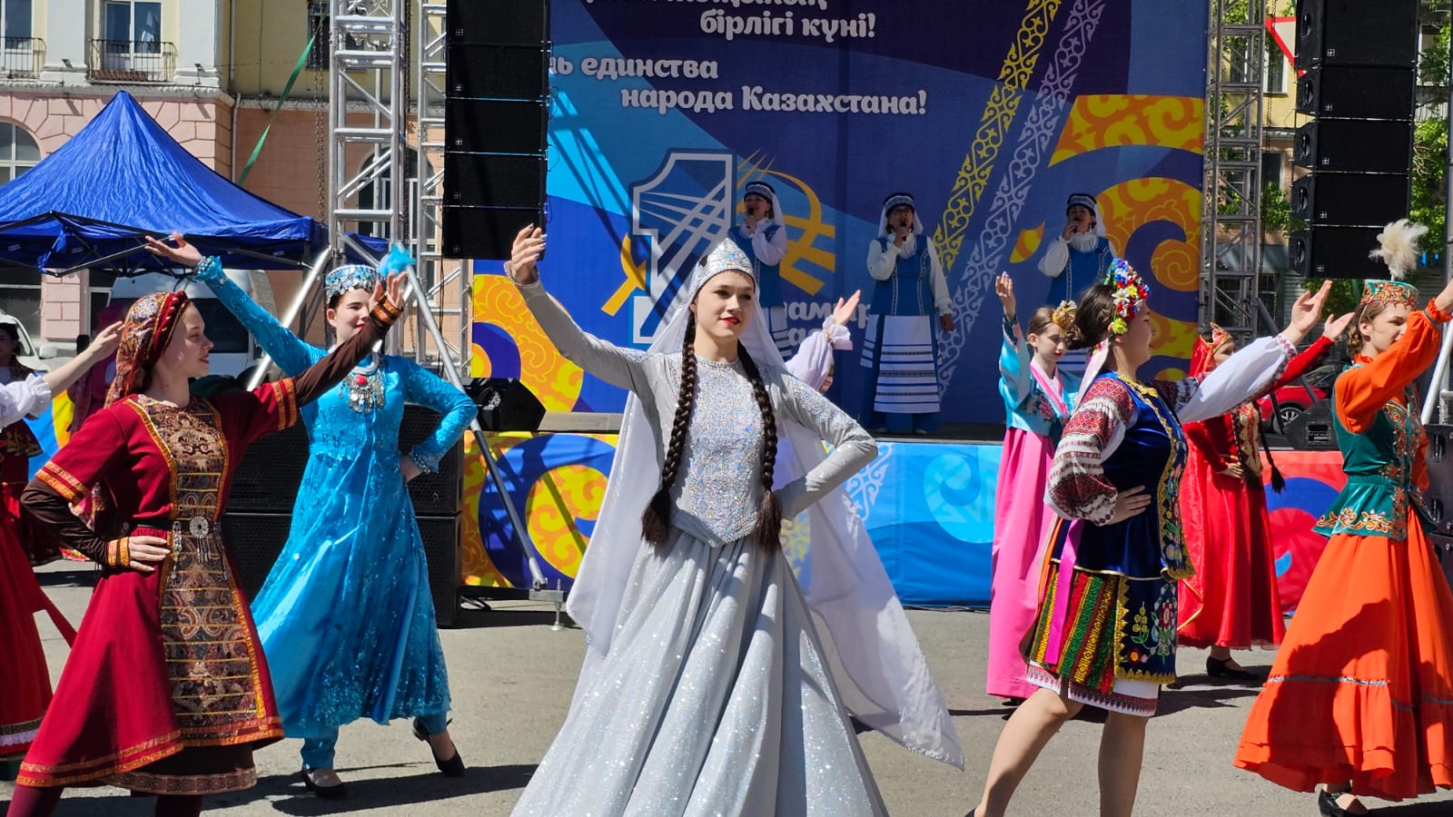 В Усть-Каменогорске у Дома дружбы отпраздновали День единства народа Казахстана 