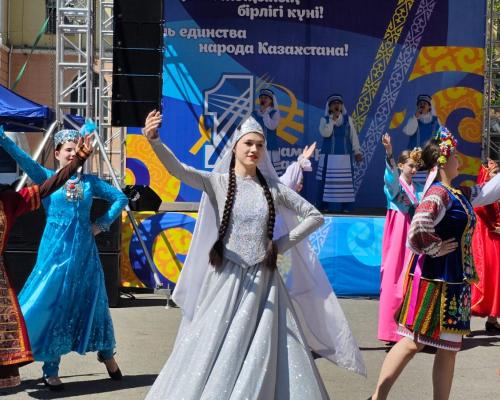 В Усть-Каменогорске у Дома дружбы отпраздновали День единства народа Казахстана 