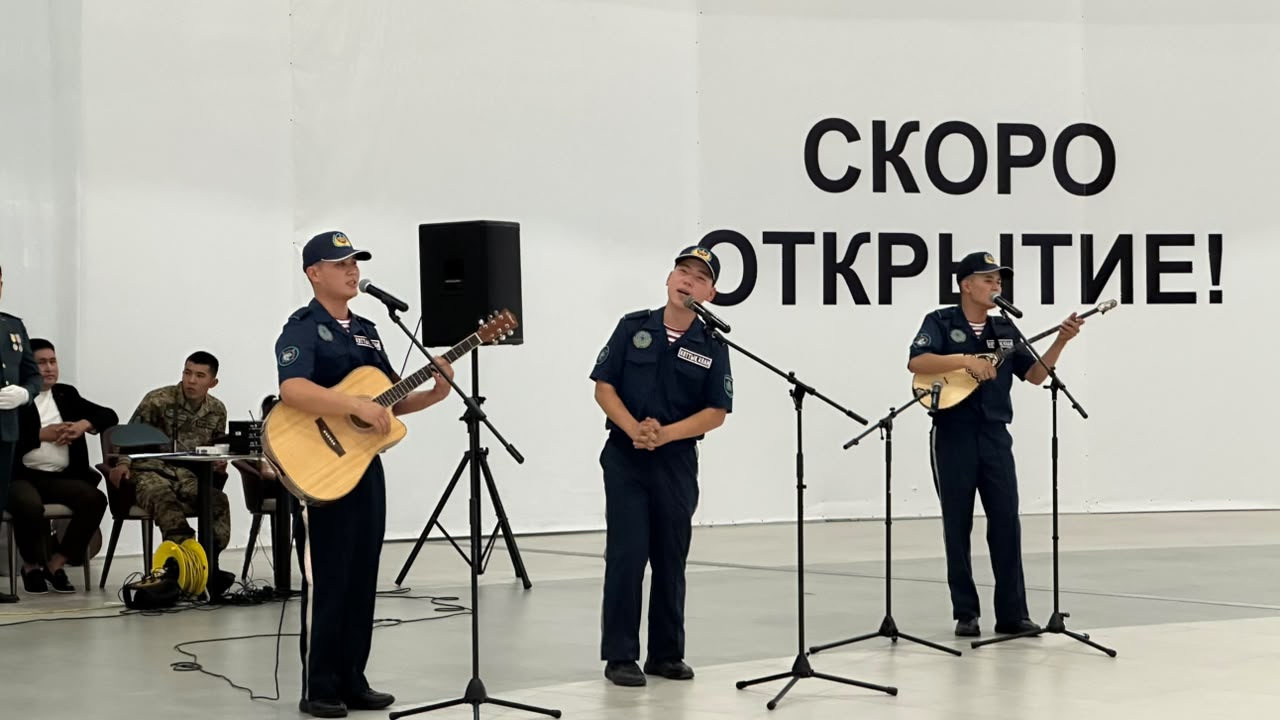 В Maxi Mall Усть-Каменогорска военнослужащие устроили неожиданный концерт