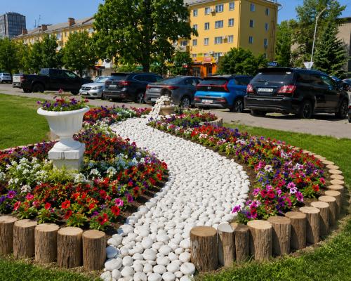 Новые клумбы с оригинальным оформлением украшают улицы Усть-Каменогорска