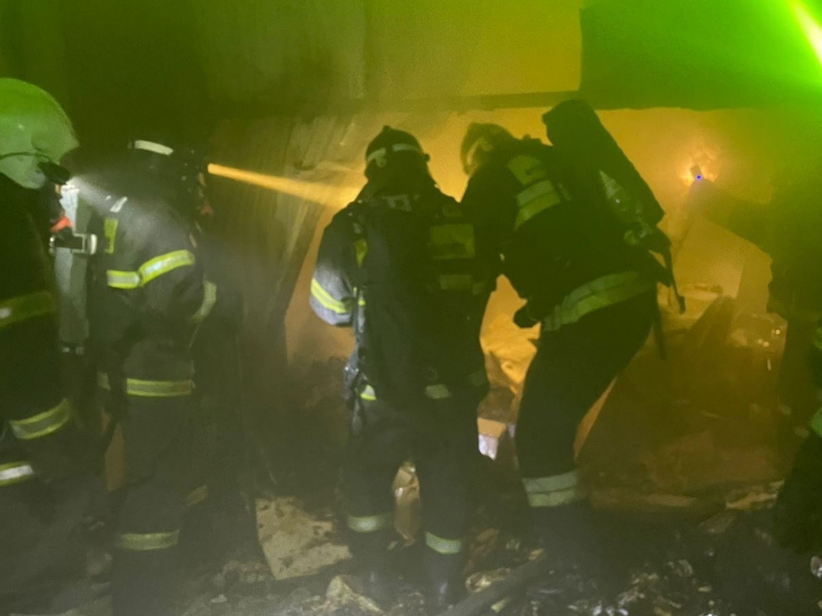 В Усть-Каменогорске пожарные предотвратили взрыв при пожаре